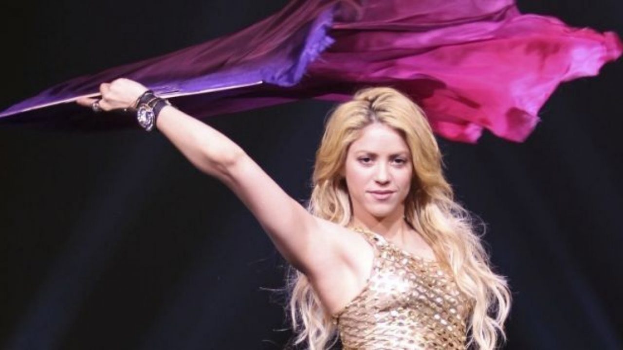 Shakira se sumó artistas como Bob Dylan y Neil Young al desprenderse de parte de su catálogo musical.