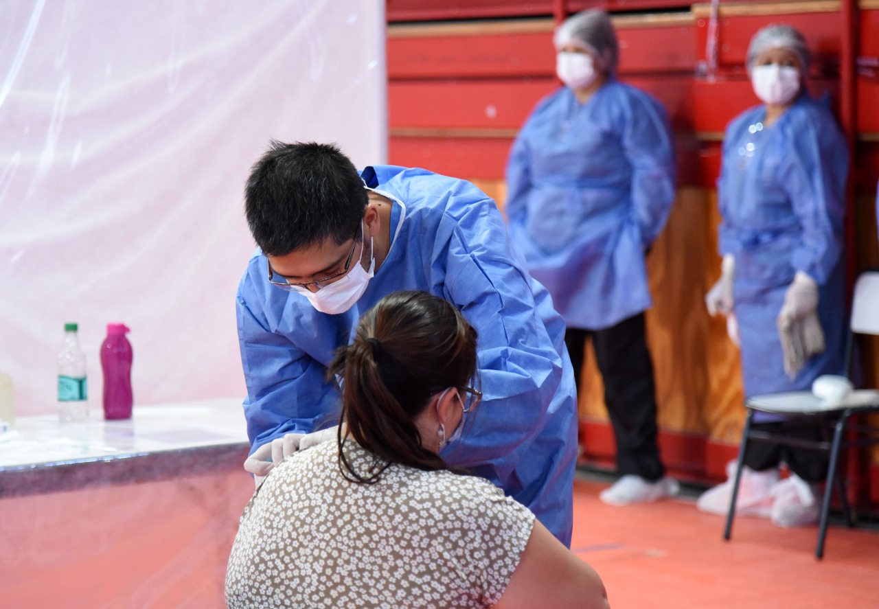 El operativo de vacunación se realiza en gimnasios y escuelas para garantizar el distanciamiento. Foto archivo: Florencia Salto.