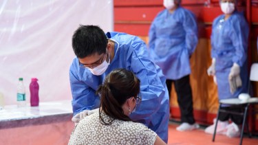 El operativo de vacunación se realiza en gimnasios y escuelas para garantizar el distanciamiento. Foto archivo: Florencia Salto.