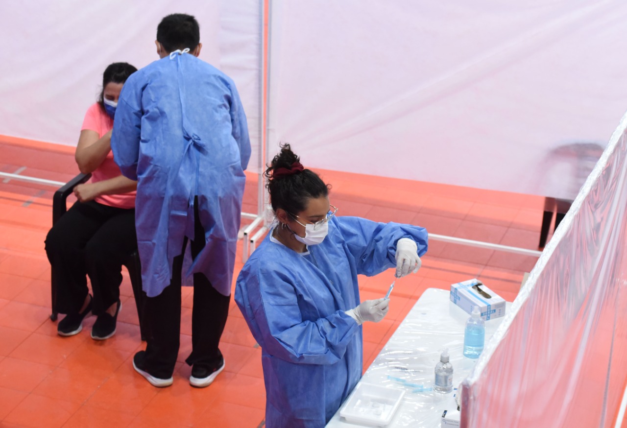 Neuquén continúa con el plan de vacunación para el personal de salud. Foto: Florencia Salto