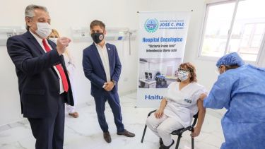 El estudio analiza contagios, restricciones y avance de la vacunación.