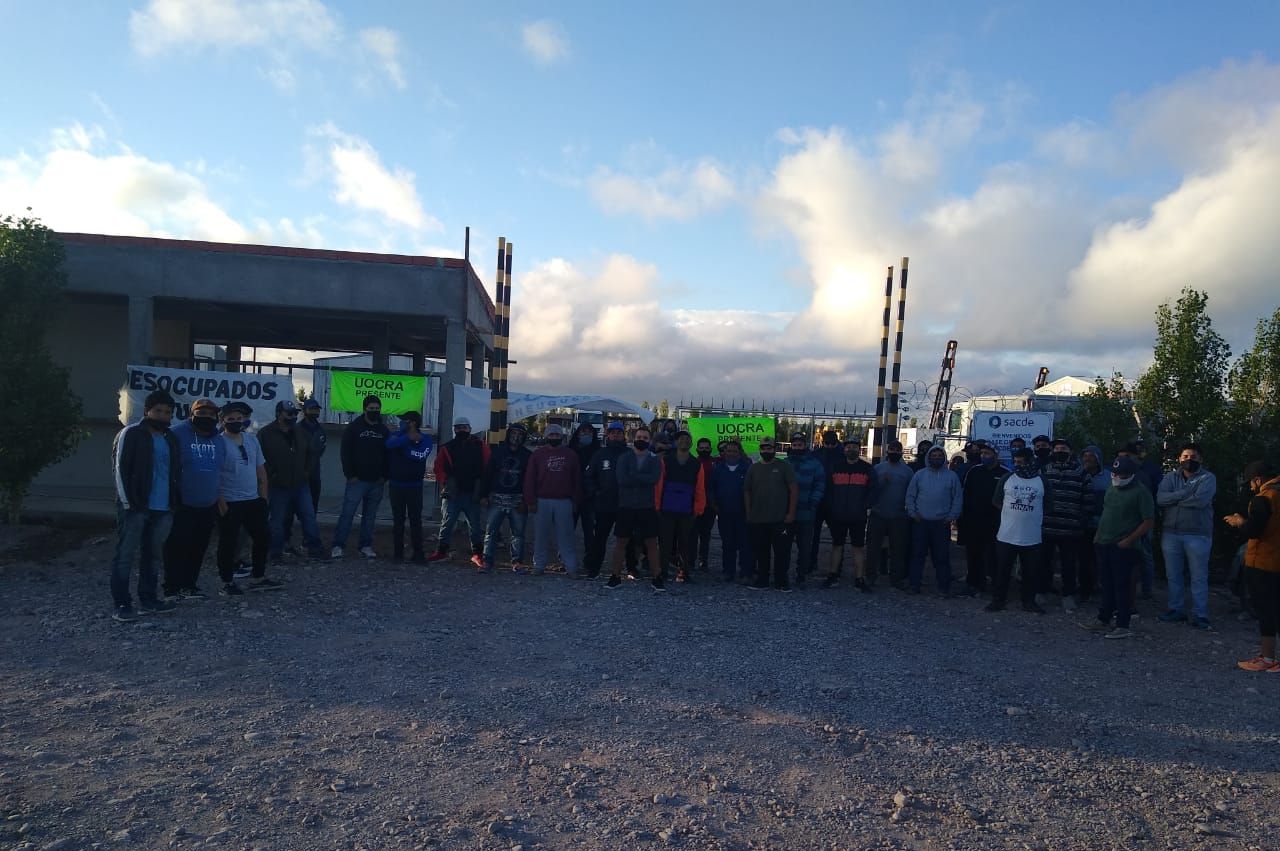 Los trabajadores despedidos reclaman su reincorporación en la empresa de Añelo. (Foto: Gentileza).
