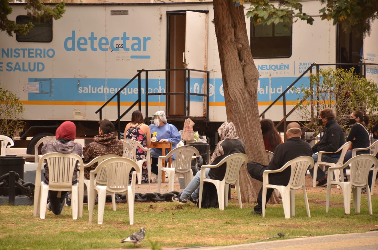 El tráiler de DetectAR en el centro de Neuquén volvió a tener alta demanda. Foto: Yamil Regules