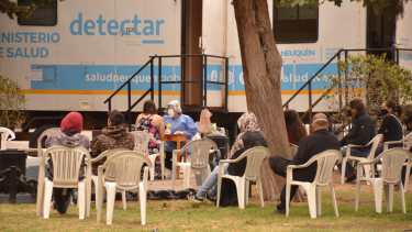 El tráiler de DetectAR en el centro de Neuquén volvió a tener alta demanda. Foto: Yamil Regules