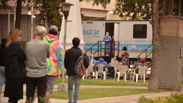 Esta mañana se vio una fila de personas aguardando su turno en el tráiler DetectAr. Foto: Yamil Regules