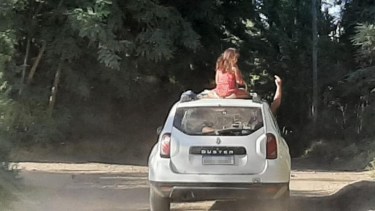 Melody, indignada, sacó fotos de la situación y "escrachó" al conductor de la camioneta en sus redes sociales. (Gentileza).-