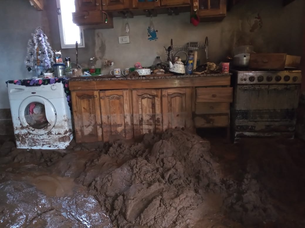 El agua con lodo ingresó en una decena de viviendas de Barrancas. Foto; Gentileza