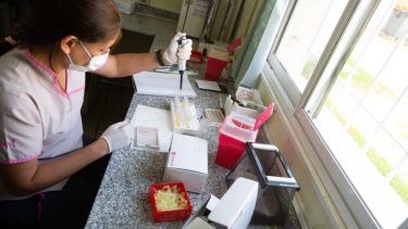 Profesionales del Centro Regional de Hemoterapia denuncian faltante de reactivos (Foto archivo Juan Thomes)