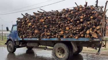 A bordo de su viejo Mercedes Benz, Richard Cofré cruza casi a diario un brazo del río Neuquén para trasladar maderas. (Foto: Gentileza).