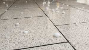 El granizo irrumpió la calurosa tarde de Neuquén