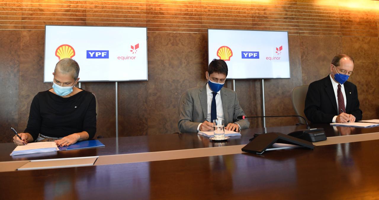 Las autoridades de YPF, Shell y Equinor firmaron esta mañana el acuerdo para la exploración del bloque offshore.