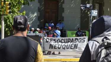 Los desocupados de Uocra cortaron los puentes y después se manifestaron en la Casa de Gobierno. (Yamil Regules).-