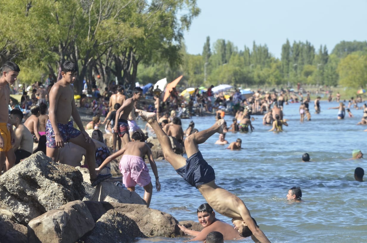 Los balnearios repletos de personas que buscan refrescarse en el río.  Foto: Yamil Regules
