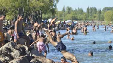 Los balnearios repletos de personas que buscan refrescarse en el río.  Foto: Yamil Regules