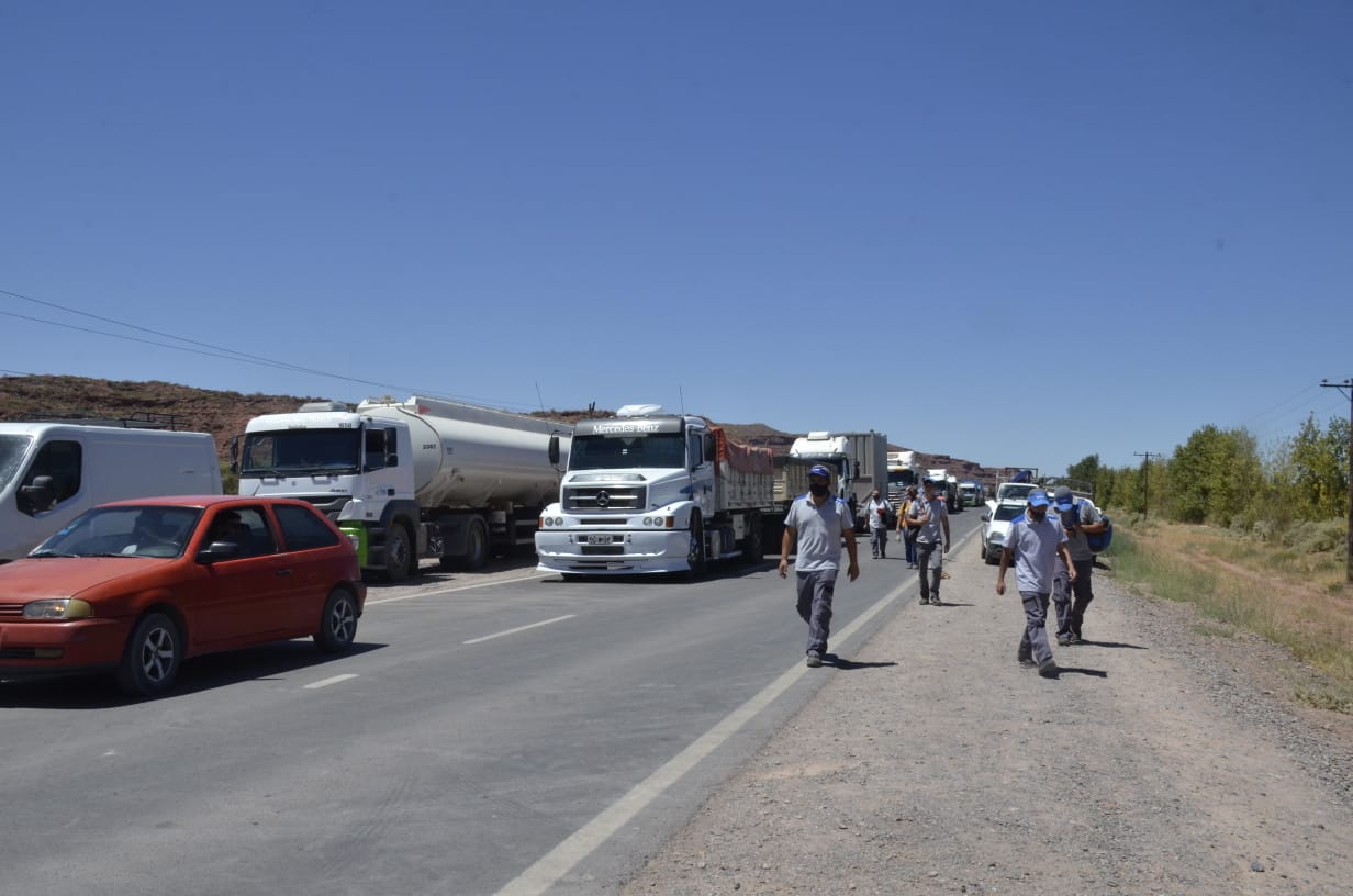 Se formó una larga fila de camiones y de autos particulares. Foto: Yamil Regules