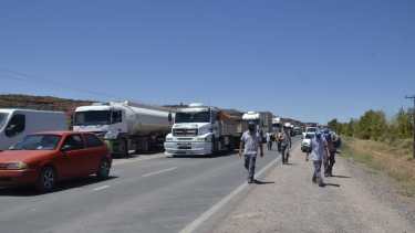 Se formó una larga fila de camiones y de autos particulares. Foto: Yamil Regules