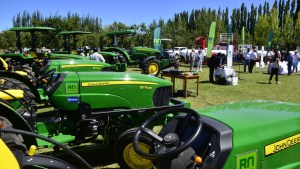 Productores recibieron maquinarias agrícolas en Villa Regina