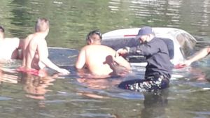 Video: rescataron el auto de unos turistas que se hundió en el río, en Moquehue