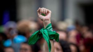 Realizan «pañuelazo verde» frente a embajada de EE.UU. para repudiar el fallo contra el aborto