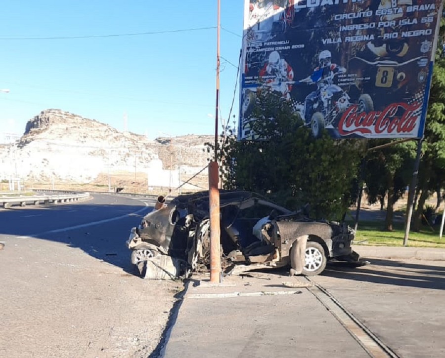 El vehículo terminó contra un poste de alumbrado y su conductor tirado a pocos metros. (Foto gentileza)