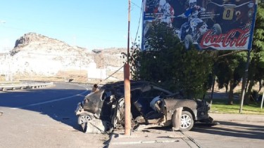 El vehículo terminó contra un poste de alumbrado y su conductor tirado a pocos metros. (Foto gentileza)