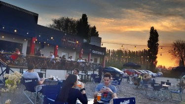 Locales gastronómicos podrán abrir hasta la una; los viernes y sábados hasta las dos. (Foto Néstor Salas)