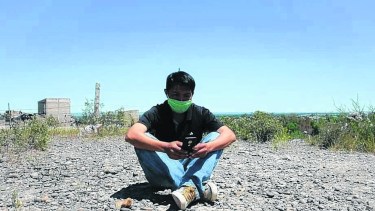 Buscando la conectividad perdida para poder recibir o responder al profe o compañero. (Foto Emiliana Cantera)