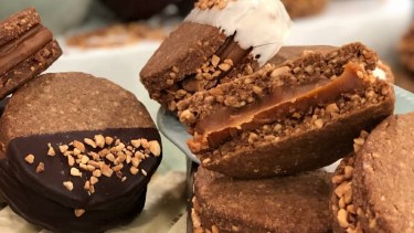 ¿Nos damos un gustito con estos alfajores de maní?