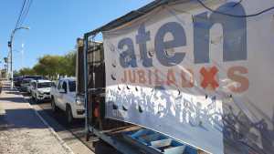 Con una caravana los docentes jubilados de ATEN reclaman el pago del bono