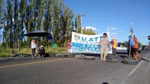 Trabajadores rurales cortaban la ruta 22 y piden aumento para levantar la cosecha