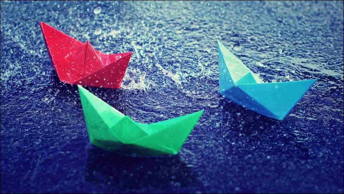 Llega la lluvia y los barcos de papel emprenden su corto viaje.