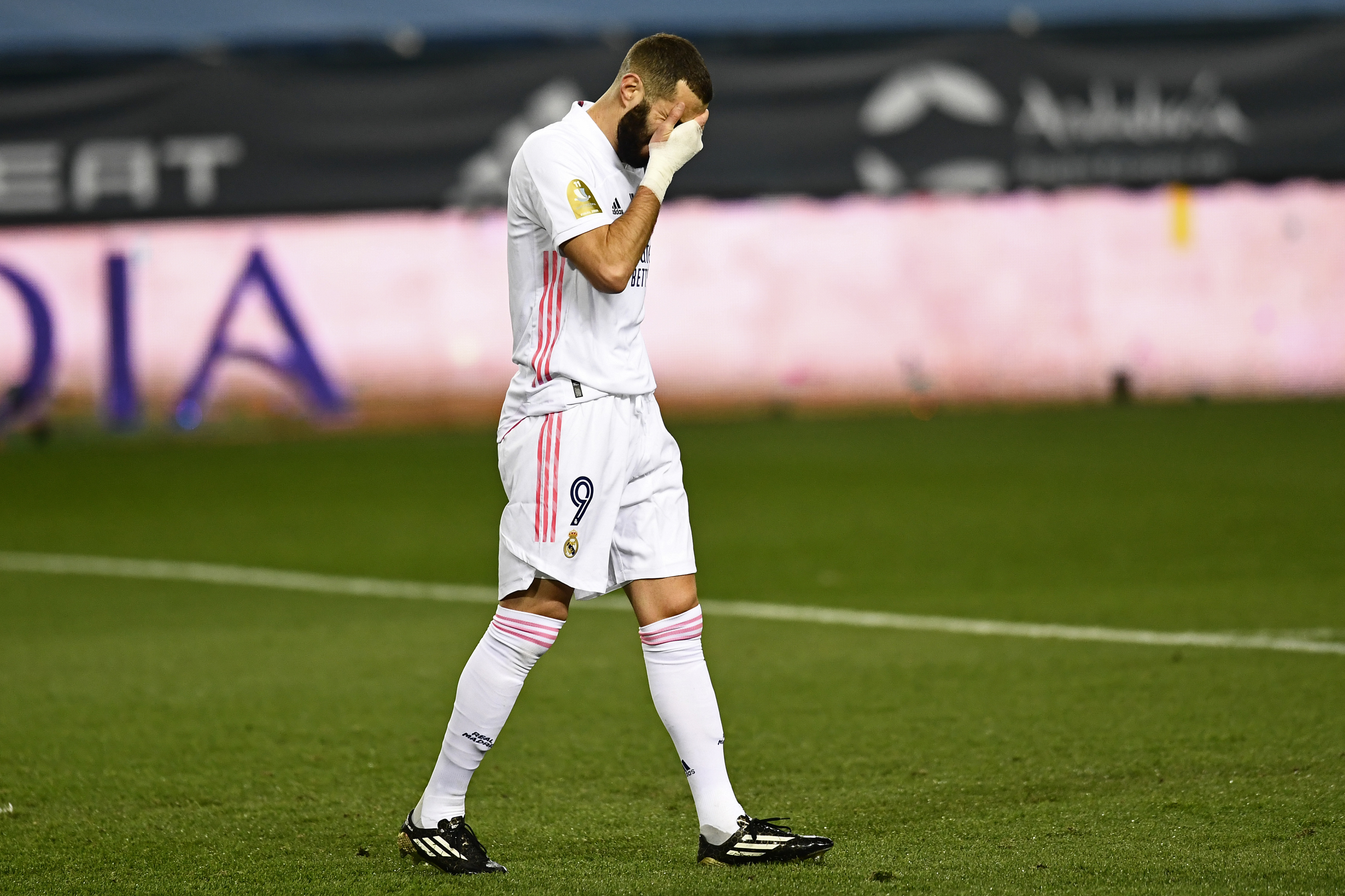 El lamento de Benzema en un flojo partido del Real (Foto: AP)