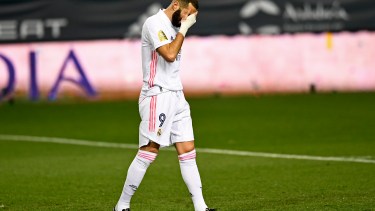 El lamento de Benzema en un flojo partido del Real (Foto: AP)