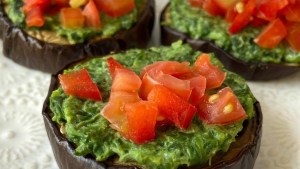 Rodajas de berenjena con espinaca a la crema