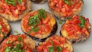 ¿Te estás cuidando? Estas rodajas de berenjena a la napolitana son ideales para vos