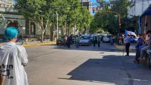 Jubilados de ATEN siguen reclamando por el bono, hoy con un bocinazo