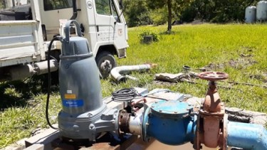 Mientras aguardan una bomba de mayor potencia, instalaron un equipo para abastecer a cinco barrios de Regina. (Foto Néstor Salas)