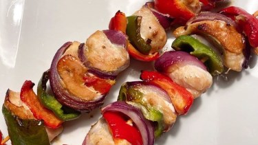 Brochet de pollo y verduras