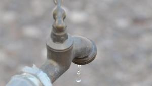 Por la turbiedad del río Negro, no hay agua en algunos barrios de Roca