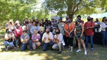 La gobernadora Arabela Carreras junto a la comunidad educativa del paraje El Manso, en el anuncio de la nueva escuela secundaria. (foto prensa del Gobierno provincial)