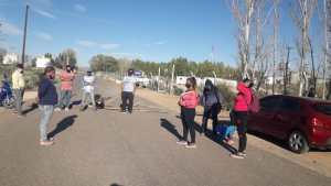 Desocupados cortan la Ruta 6 y la base de Pecom, reclaman trabajo