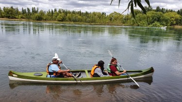 La búsqueda a partir del dato de que Milo se encuentra en un isla. 