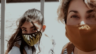 Tais tiene 11 años y espera una prótesis para volver a caminar. Su mamá pide celeridad. Foto: Gentileza