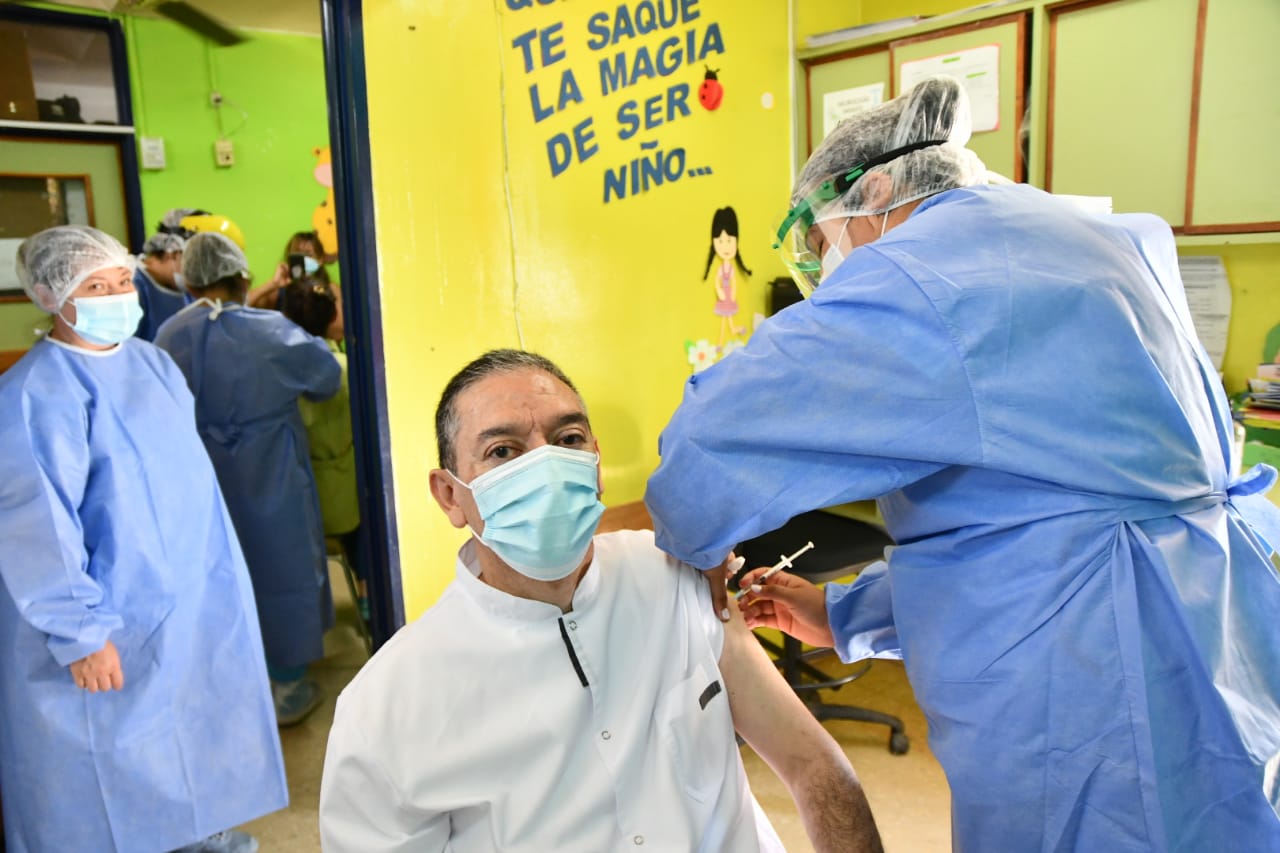 Arturo Carrizo, director del hospital de Rincón de los Sauces, fue uno de los primeros vacunados en la localidad. (Foto: gentileza Miguel Huentecol)