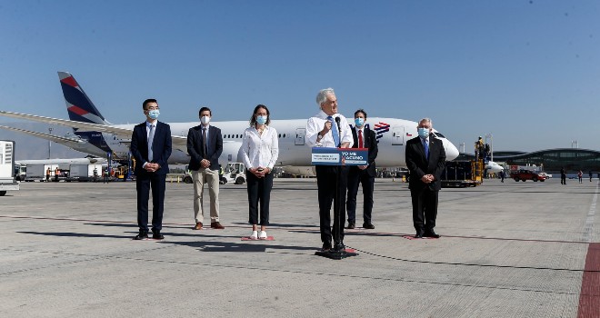 El presidente Piñera recibió el avión con las vacunas. 