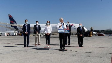 El presidente Piñera recibió el avión con las vacunas. 
