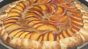 Tarta rústica de duraznos y almendras