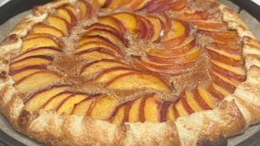 Tarta rústica de duraznos y almendras