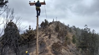 El fuego de Cuesta del Ternero afectó la línea de media tensión que abastece a Ñorquinco. Foto: Gentileza
