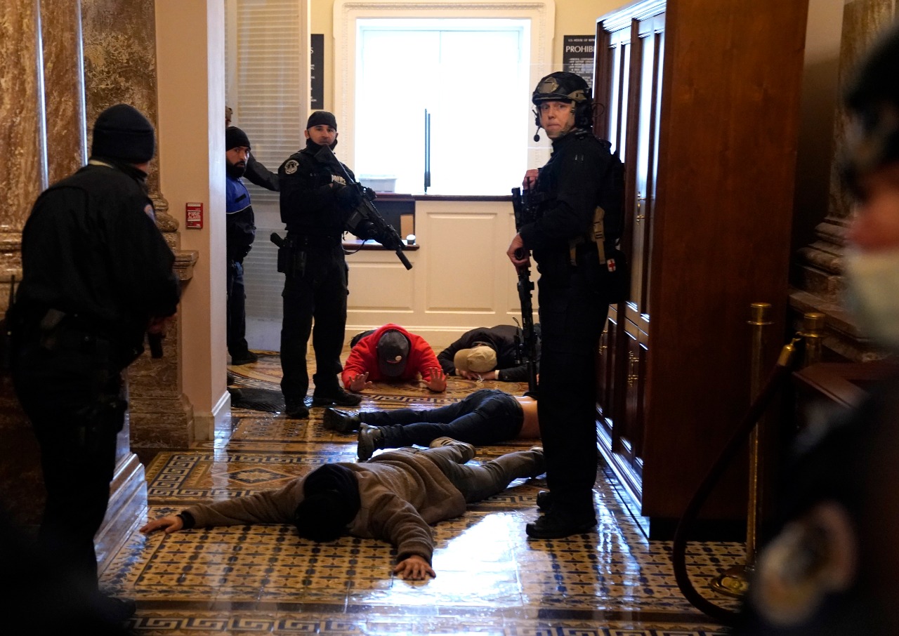 Un grupo de personas entró al Congreso estadounidense por la fuerza.